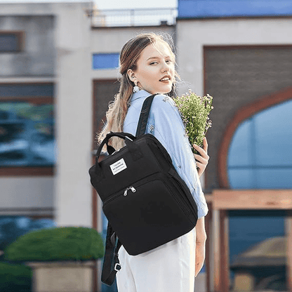 Femme portant sac de voyage bigbackpack noir