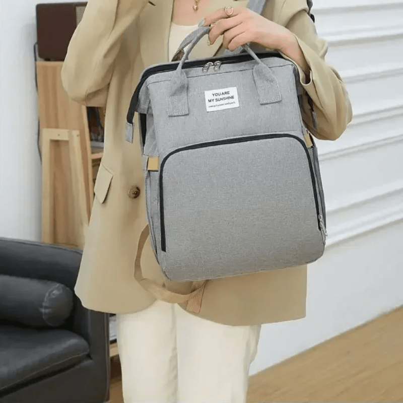  femme avec sac de voyage bigbackpack gris