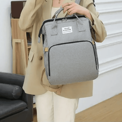  femme avec sac de voyage bigbackpack gris