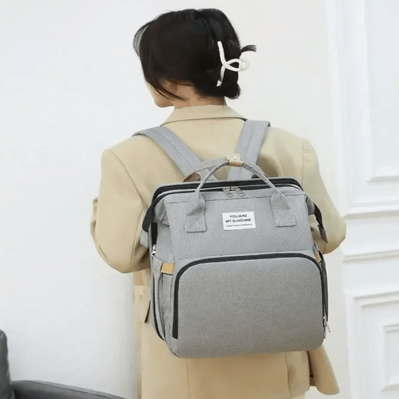 personne portant sac de voyage bigbackpack gris