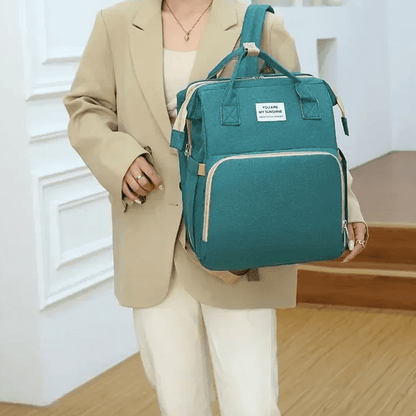 personne tenant sac de voyage bigbackpack vert