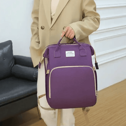 personne tenant sac de voyage violet